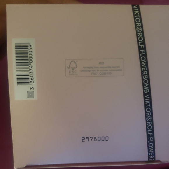 Viktor & Rolf Flowerbomb 3.4oz L'eau de parfum in box - Picture 9 of 10
